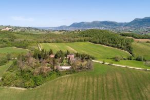Farmhouses with land for sale near Gubbio, Umbria