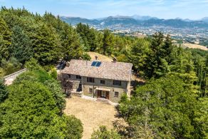 Country villa for sale in Umbria, Gubbio, Casaitalia International
