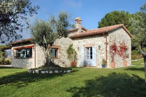 Farmhouse with swimming pool and olive grove for sale in Todi