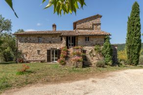 Country house with pool for sale in Umbria, Todi