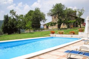 Country villa with pool for sale in Todi, Umbria
