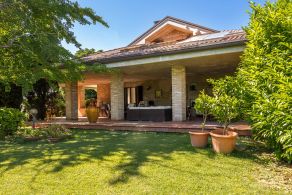 Villa with garden for sale just 15 minutes from the sea and from Civitanova, Marche