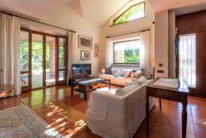 Villa with garden and olive grove for sale in the Marche region