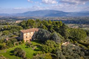 Farmhouse for renovation for sale in a panoramic location in Bevagna, Umbria