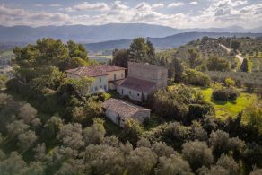 Farmhouse to renovate with olive grove for sale in Bevagna, Umbria