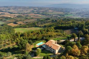 Panoramic farmhouse for sale in Umbria, Casaitalia International