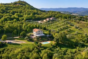 Luxury farmhouse with swimming pool, for sale in Umbria, between Todi and Perugia