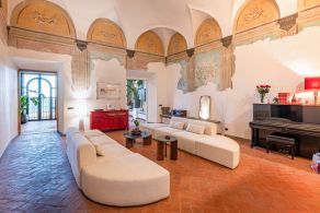 Elegant residence within a historic palazzo with garden and terrace for sale in Tuscany, between Empoli and Pontedera
